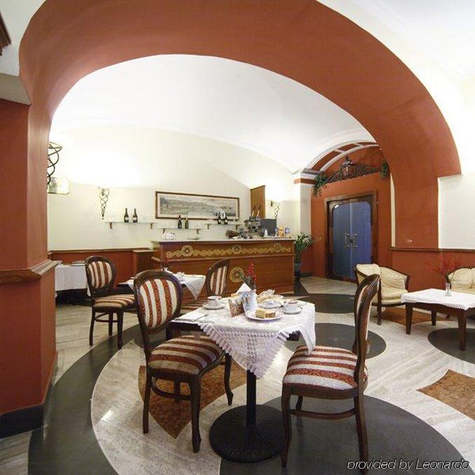 Hotel La Pace Napoli Restaurant bilde